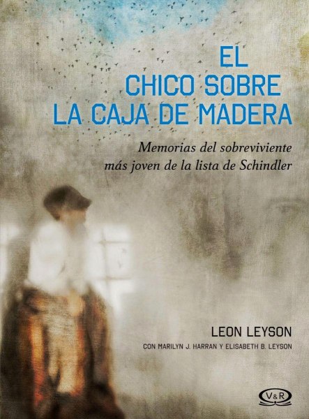 El Chico Sobre La Caja De Madera